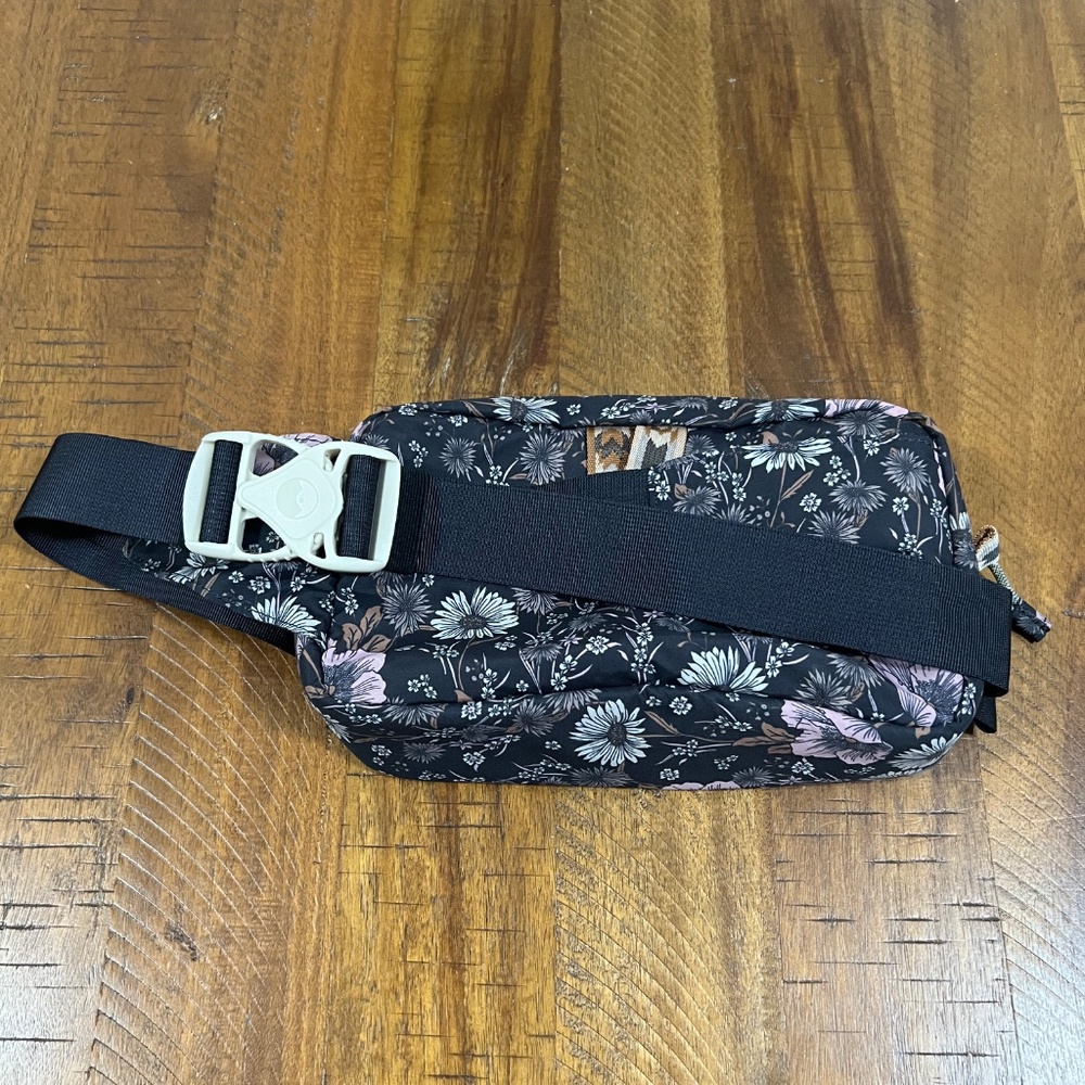NWOT Kavu Cattle Point Quiet Wildflowers Hip Pack - Picture 2 of 4
